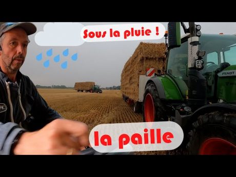 Chargement de la paille sous la pluie avec le manitou 634.